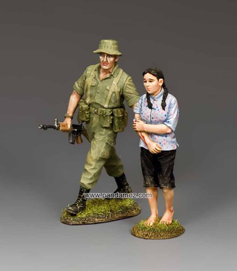 عکس مجسمه سرباز استرالیایی و دختر ویتنامی. در تصویر این تندیس دست دخترک ویتنامی مجروح است و سرباز او را کمک می کند
