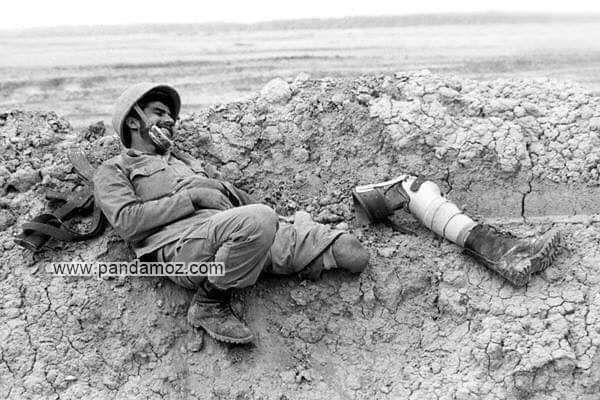 عکس سیاه و سفید: تصویری از یک سرباز ایرانی با یک پای مصنوعی در خط مقدم جبهه جنگ ایران و عراق بر روی خاکریز