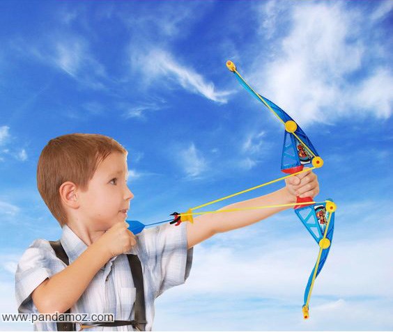 عکس مونتاژ شده و رنگی از پسر بچه ایی که تیر و کمان پلاستیکی در دست دارد. در تصویر پسرک تیر در کام گذاشته و کمان را کشیده