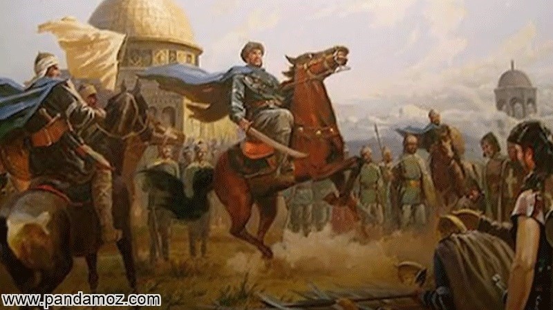 عکس تابلو نقاشی از سلطان محمود غزنوی روی اسب که اسب روی دو پا بلند شده و در حال شیهه کشیدن است. در تصویر سربازان دور او هستند و مرد یا زنی در مقابل او. در پشت سر آنها گنبدی طلایی دیده می شود
