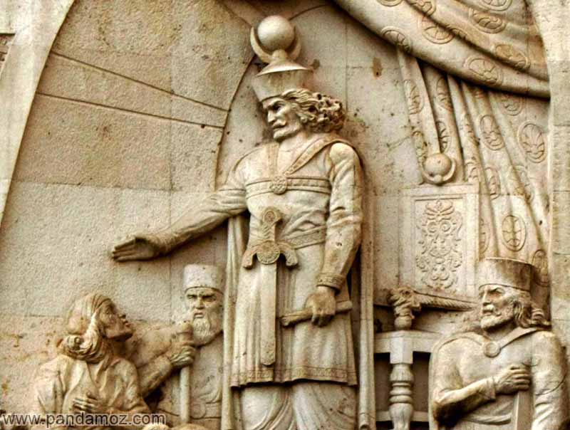 عکس نقش برجسته تندیس و مجسمه مانند انوشه روان یا انوشیروان پادشاه ساسانی بر روی دیوار کاخ دادگستری تهران. در تصویر انوشیروان دست خود را به عنوان حمایت بر سر مردی که پایین تر از وی قرار دارد نگه داشته است