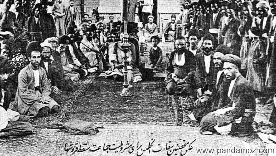 عکس تصویر سیاه و سفید اصناف سقط فروش (خواربار فروش و بقال) در دوره قاجار که برای حمایت از مشزوطیت در سفارت انگلستان (انگلیس) متحصن شده اند
