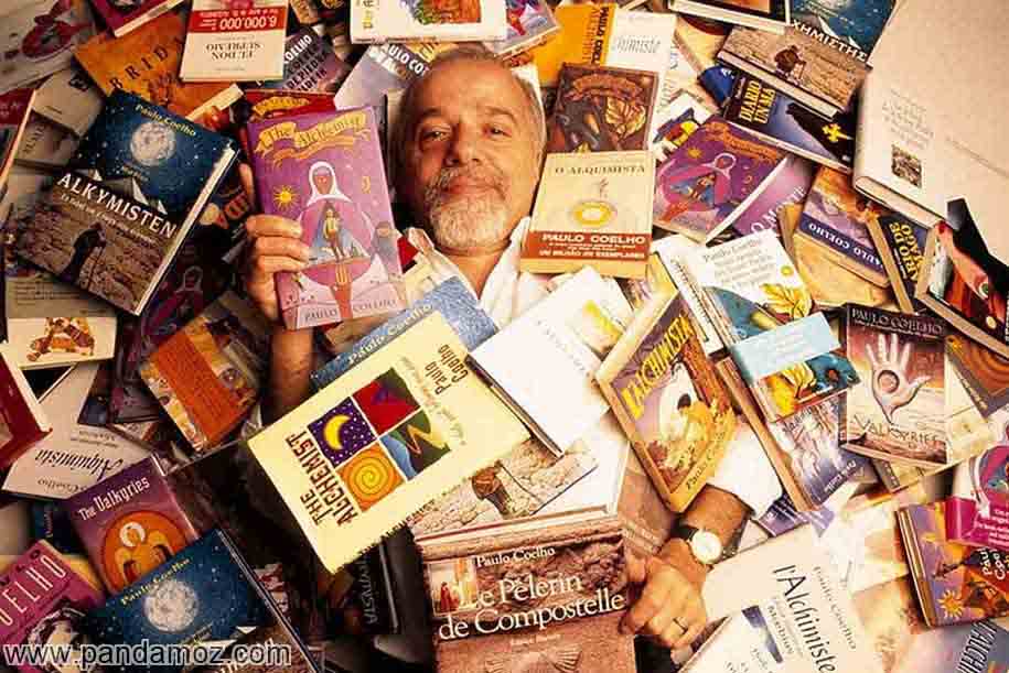 عکس پائولو کوئلیو  در تصویر او در لابلای کتابهایی که خود او نویسنده آنهاست، دراز کشیده