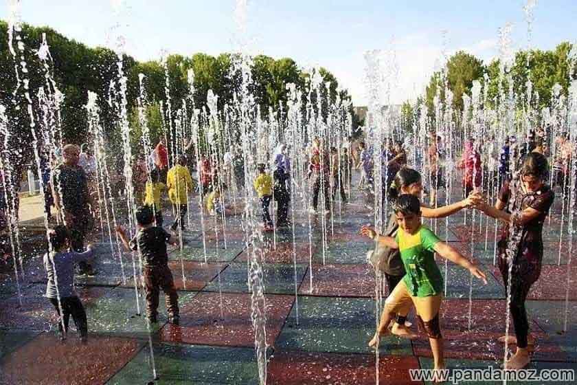 عکس جشن پاشونک، آبریزان یا آبریزگان در ایران و بچه هایی که در پارک بازی بچه ها با آب های فواره مانند که از زیر به بالا می آید بازی می کنند