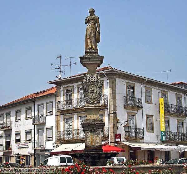 افسانه شهر مونکائو پرتغال و مجسمه زنی با دو قرص نان