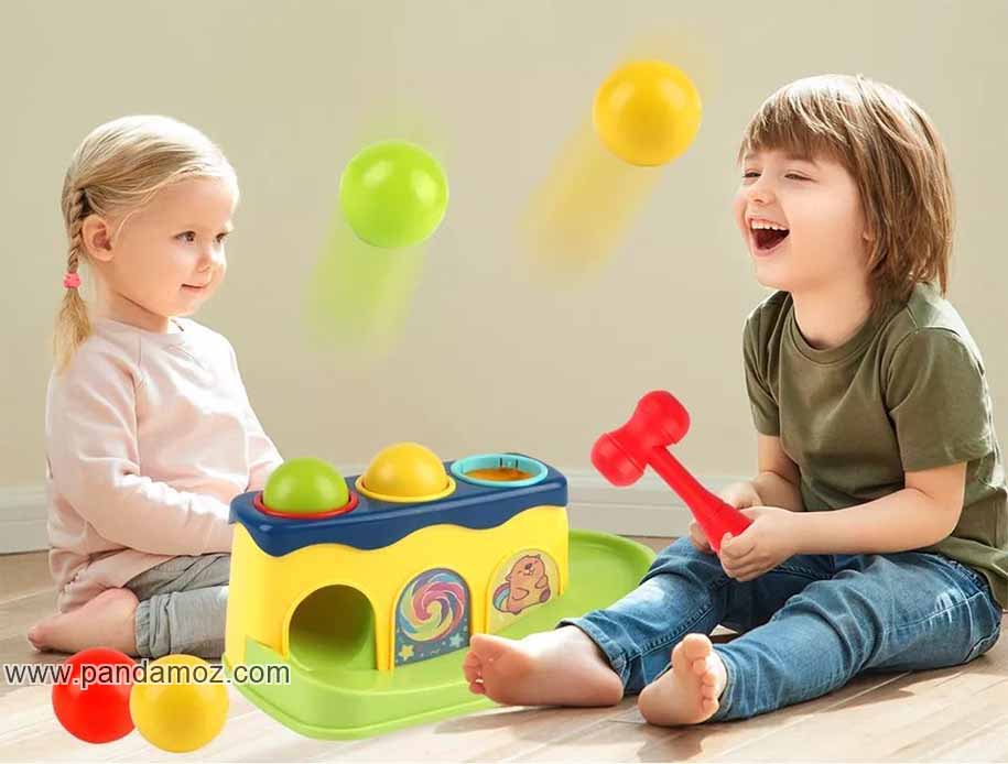 عکس دو بچه در حال بازی با اسباب بازی