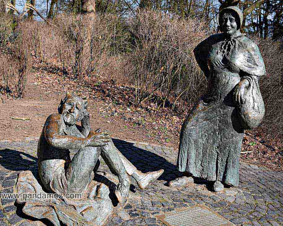 عکس مجسمه شیطان و زن کشاورز در شهر آخن آلمان