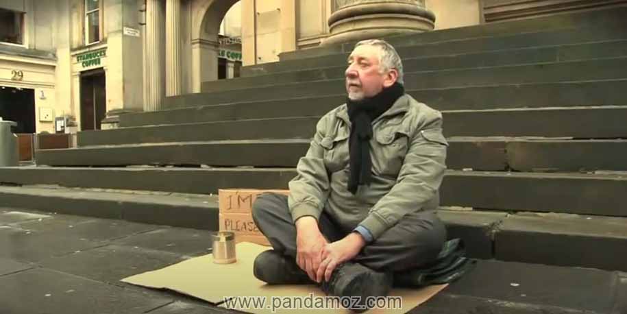 عکس یک مرد نابینای گدا که در پایین پله های ساختمانی روی کارتن و روی زمین نشسته. در تصویر قوطی فلزی جهت جمع آوری کمک و صدقه مردم به همراه تابلو مقوایی درخواست کمک در کنار متکدی است