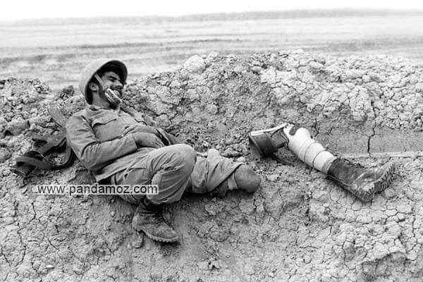 عکس سیاه و سفید: تصویری از یک سرباز ایرانی با یک پای مصنوعی در خط مقدم جبهه جنگ ایران و عراق بر روی خاکریز