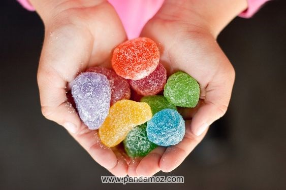 شیرینی در دستهای بچه