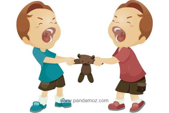 عکس دو بچه که سر یک عروسک دعوا دارند مثالی از خودخواهی آدم ها