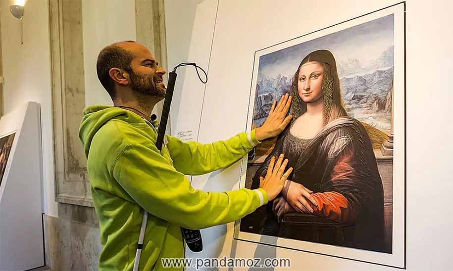 عکس نمایشگاه آثار نقاشی های هنری با چاپ سه بندی برای نابینایان و تصویر مردی نابینا که در حال لمس و احساس نقاشی سه بعدی تابلو نقاشی لئوناردو داوینچی مونالیزا (لبخند ژکوند) است