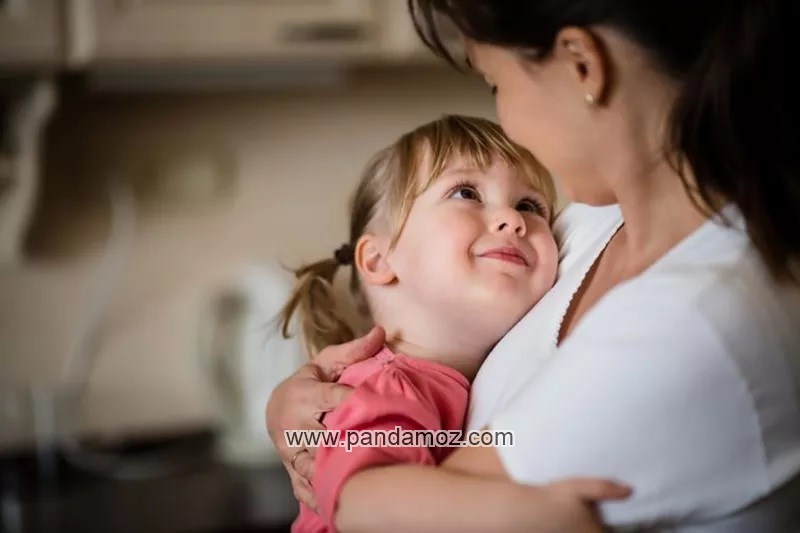 عکس یک کودک دختر در آغوش مادر و نگاه عاشقانه بچه به مادر در بغل مادر