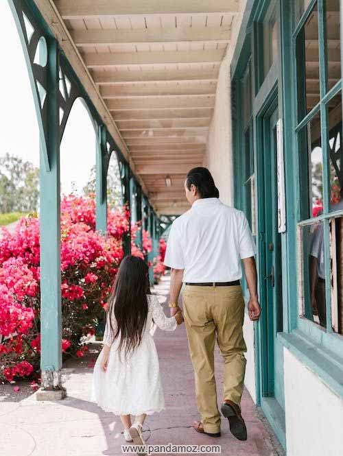 عکس پدر و دختر دست در دست هم در حال قدم زدن