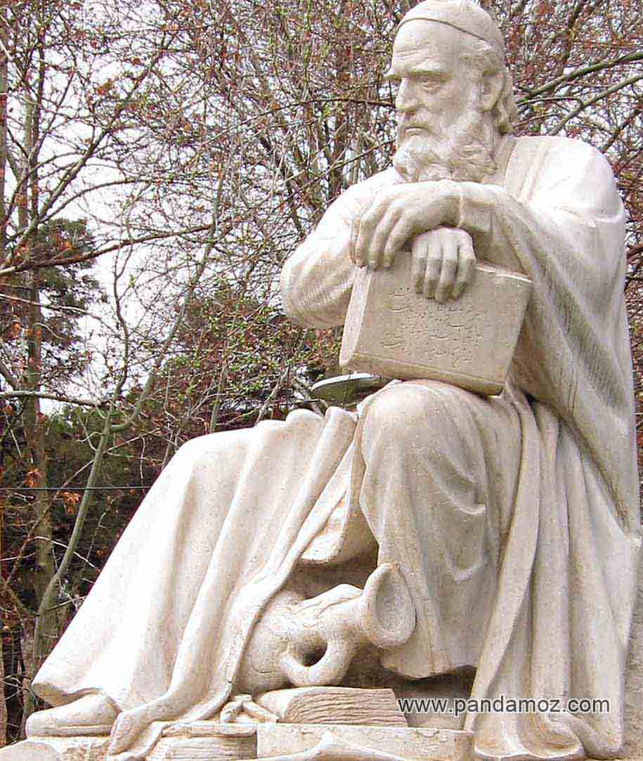 عکس مجسمه عمر خیام نیشابوری در پارک لاله تهران که در دستش دیوان اشعار وی قرار دارد. در تصویر تندیس، بر سر خیام عرقچین وجود دارد و در زیر پای مجسمه نیز کوزه ای قرار گرفته است