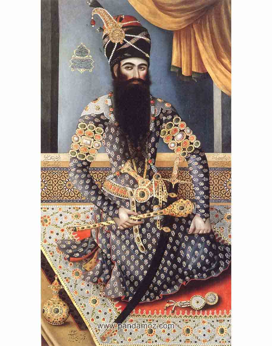 عکس نقاشی فتحعلی شاه قاجار در حال نشسته که لباس ابریشمی به تن داشته و شمشیر مرصع به کمرش بسته است