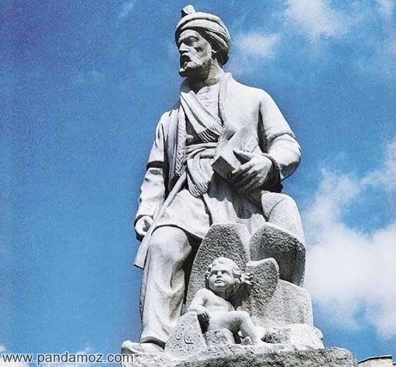 عکس مجسمه حکیم ابوالقاسم فردوسی در میدان فردوسی تهران. در تصویر فردوسی به صورت ایستاده است و کتاب شاهنامه را بر دست دارد و مجسمه کوچکی از کودکی زال، یکی از قهرمانان شاهنامه، در زیر پای مجسمه فردوسی قرار دارد