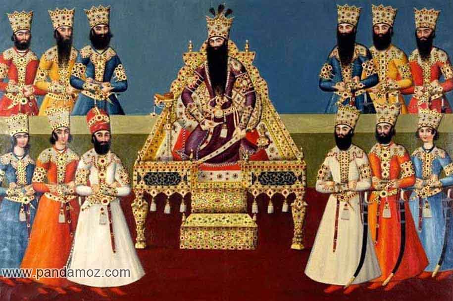 عکس فتحعلی شاه قاجار که بر تخت سلطنت نشسته و درباریان در اطراف او ایستاده اند