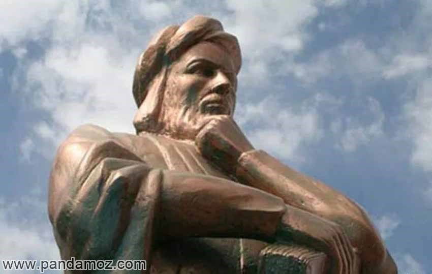 عکس مجسمه سهروردی شیخ اشراق. در این تصویر از مجسمه سهروردی، شیخ شهید دستش را بر چانه خود گذاشته و کتابی قطور در دست دیگر دارد