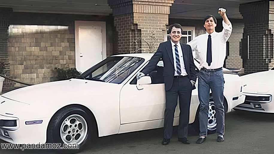 عکس قدیمی از دوره جوانی استیو جابز از شرکت اپل مکینتاش و الیوت وقتی که استیو جابز  به دلیل فروش بیشتر آقای الیوت، یک پورشه به او جایزه داد. در تصویر هر دو در کنار ماشین پورشه ایستاده اند