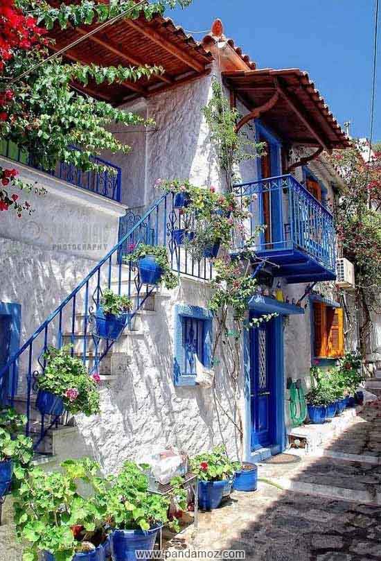 خانه بسیار زیبا و رویایی با طبیعتی دل انگیز و رنگهای شاد