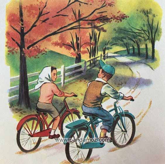 عکس نقاشی یک پسر بچه روی دوچرخه آبی رنگ و یک دختر بچه روی دوچرخه قرمز رنگ. در تصویر هر دو در یک جاده سرسبز و لابلای درختان در حال پدال زدن و دوچرخه سواری هستند. پسرک کلاه بر سر و دخترک روسری دارد
