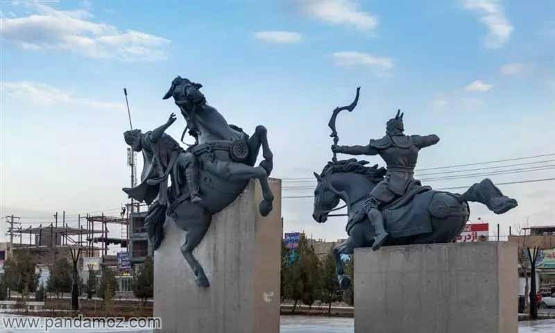 عکس مجسمه رستم و اسفندیار مربوط به داستانی از شاهنامه فردوسی. در تصویر تندیس رستم در حالت هدف گیری و کشیدن کمان از زه و تصویر اسفندیار در حالتی است که تیر به چشم او اصابت کرده