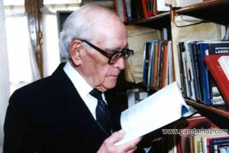 عکس دکتر محمود حسابی پدر علم فیزیک ایران در کتابخانه خود که در حال مطالعه کتاب است