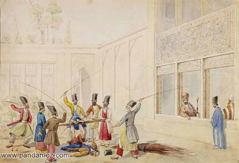 عکس تابلو نقاشی فلک کردن یا شلاق و چوب زدن بر کف پا در حیاط و محوطه یکی از کاخ های شاه، پاهای یک نفر بر چوب و رو به آسمان بسته شده و چند نفر با چوب و ترکه بر کف پاهای او در حال ضربه زدن هستند. یک نفر هم از پنجره تماشاچی است و نگاه می کند