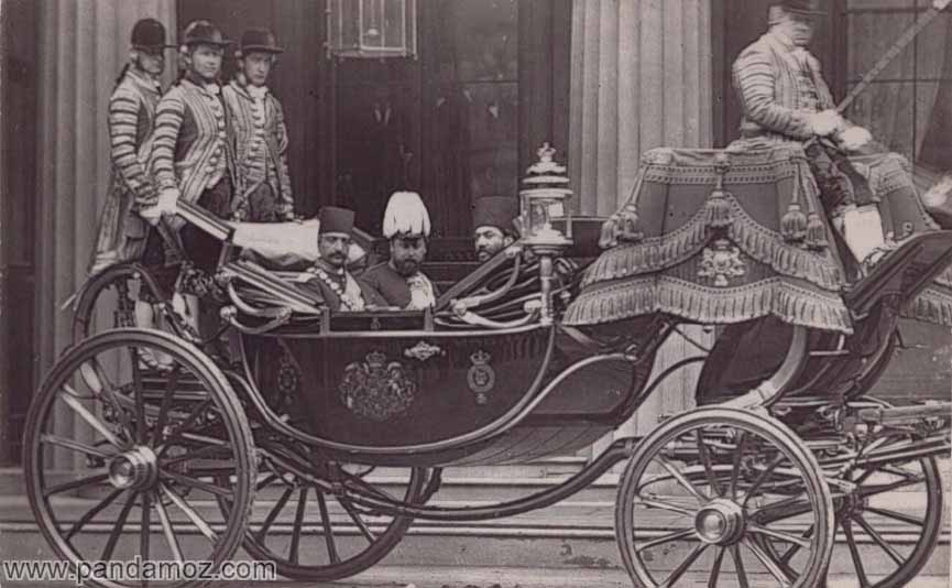 عکس سیاه و سفید ناصرالدین شاه که سوار کالسکه سلطنتی شده. در تصویر فقط ناصرالدین و همراهان او در داخل کالسکه رو باز و نیز درشکه چی دیده می شوند و اسبها دیده نمی شوند