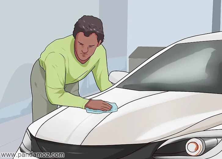 عکس کارتونی یک مرد جوان که لباس سبز فسفری روشن بر تن دارد و در حال تمیز کردن و دستمال کشیدن بر روی کاپوت ماشین (اتومبیل) است