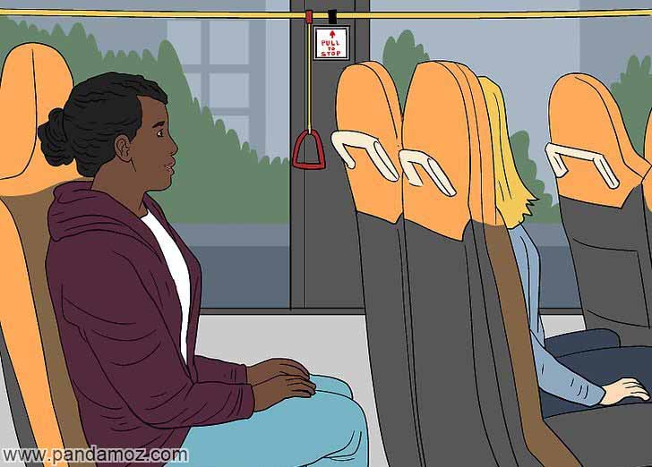 عکس نقاشی کارتونی یک دختر که در اتوبوس شهری نشسته و شلوار آبی روشن و لباس بنفش سیر بر تن دارد. در ردیف جلو او یک دختر دیگر نشسته که فقط موهای طلایی اش و دست او معلوم است