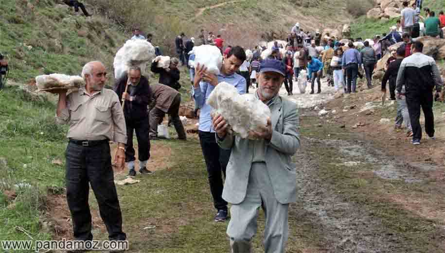 عکس از روستای اسک مازندران در تصویر مردانی که یخ های برفی در دست در دامنه کوه در حال حرکت هستند. گلوله برفی