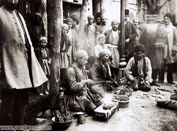 عکس سیاه و سفید درست کردن کباب در مغازه های کباب فروشی در دوره قاجار و تصویر منتقل و کباب