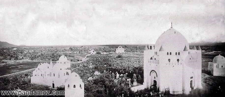 عکس تصویر سیاه و سفید تاریخی از قبرستان بقیع و آرامگاه های امامان در زمان قبل از دوره وهابیت و قبل از تخریب قبور ائمه اطهار مدفون در قبرستان بقیع با گنبدها و گلدسته ها