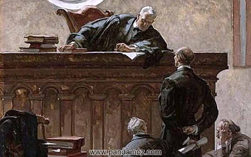 عکس نقاشی از جلسه دادگاه و قاضی در حال نشسته کمی به پایین خم شده و در حال صحبت کردن با فردی در پایین میز و تریبون قاضی است