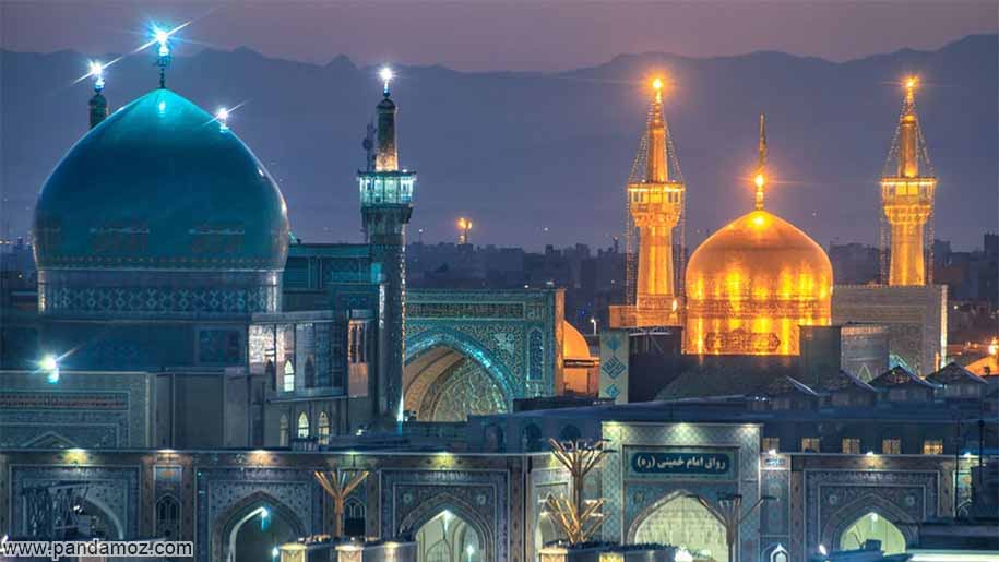 عکس گنبد و گلدسته های حرم امام رضا(ع) در مشهد مقدس در شب. نور گنبد طلایی و چراغ ها زیبایی خاصی دارد. در سمت چپ تصویر عکس گنبد فیروزه ایی مسجد گوهرشاد و مناره های مسجد نیز مشاهده می شود