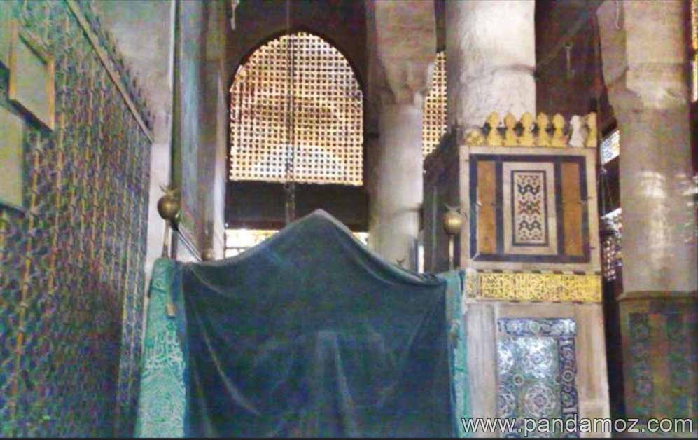 عکس خانه حضرت فاطمه زهرا(س) در کنار قبر مطهر پیامبر اسلام حضرت محمد(ص) در مدینه المنوره. در تصویر ضریح کوچک منسوب به حضرت فاطمه(س) آمده است