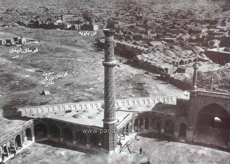 عکس سیاه و سفید قدیمی از قبرستان شیخان قم، در تصویر محوطه قبرستان بزرگ بابلان و ابن بابویه و آرامگاه تاریخی شهر قم در سده های قبل و قبل از ساخت و ساز فعلی