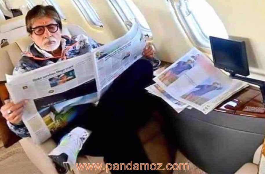 عکس  آمیتاب باچان بازیگر و هنرپیشه مشهور سینمای بالیوود هند در هواپیما. در تصویر او بر روی صندلی هواپیما نشسته و در حال مطالعه روزنامه است