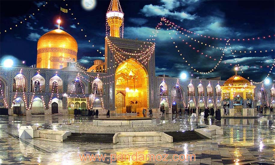 عکس گنبد و گلدسته بارگاه امام رضا(ع) در مشهد در شب بارانی. در تصویر صحن ایوان طلا و سقاخانه دیده می شود.