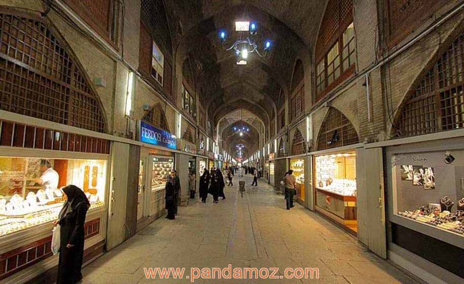 عکس طبقه همکف بازار طلافروشان بازار هنر اصفهان واقع در خیابان چهارباغ عباسی اصفهان. در تصویر ویترین های مغازه های طلافروشی دیده می شود. مردم اعم از زن و مرد در حال تماشا و مشاهده ویترین های مغازه ها برای خرید هستند