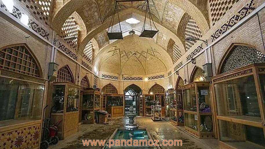 عکس بازار طلافروشان اصفهان که ساخت دوران صفوی و هم عصر شیخ بهایی است و تصویر به داستان ضرب المثل قدر زر زرگر شناسد و قدر گوهر گوهری مربوط است