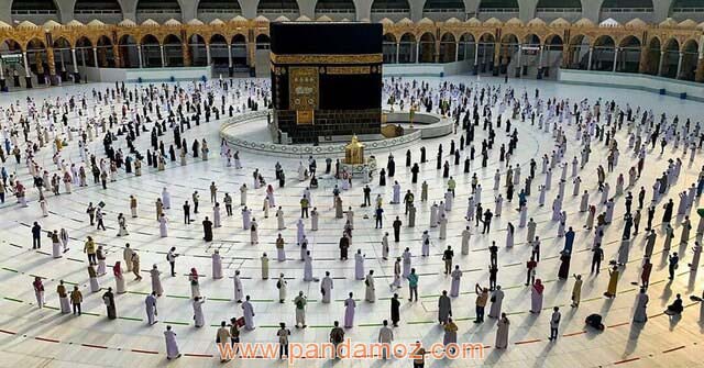 عکس کعبه و طواف حاجیان در زمان همه گیری و اپیدمی ویروس کرونا. در تصویر حاجیان با حفظ فاصله از یکدیگر در حال طواف و زیارت خانه خدا در مکه هستند