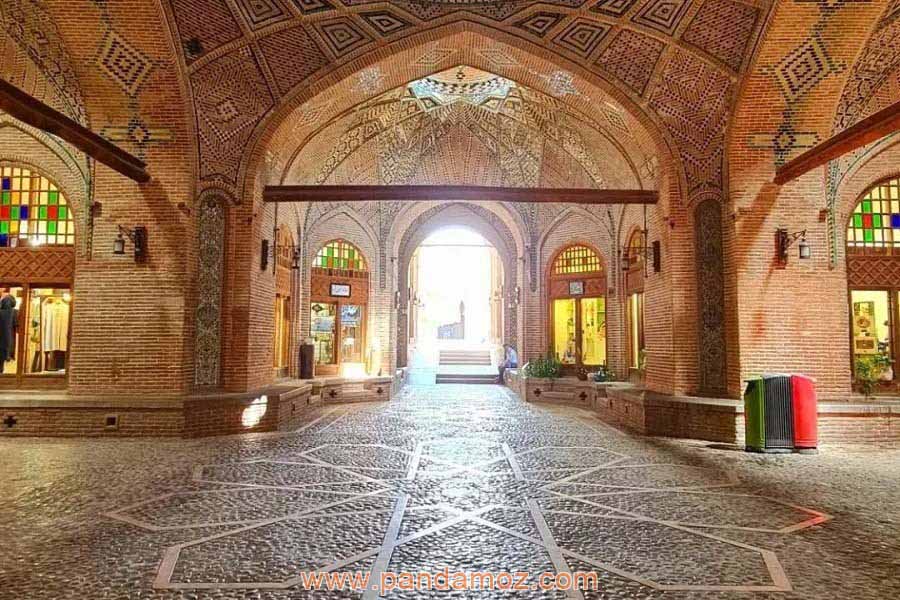 عکس یک کاروانسرای قدیمی سنتی در ایران. تصویر مربوط به داخل کاروان سرا است و طاق های آجری زیبا و سنگفرش داخل محوطه درونی کاروانسرا دیده می شود