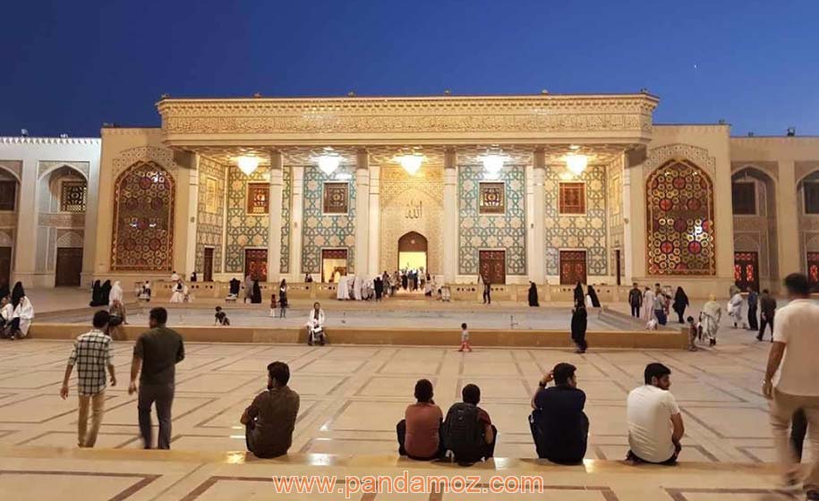 عکس مسجد شهدا شیراز - مسجد بزرگ شیراز روبروی حرم شاه چراغ(ع). در تصویر ایوان مسجد و محوطه حیاط مسجد دیده می شود و مردم در حیاط ایستاده یا نشسته اند