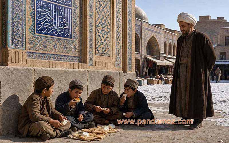 عکس ظهر یک روز آفتابی در فصل زمستان در بیرون یک مسجد، که چهار پسر بچه؛ شاگردهای بازار؛ روی زمین نشسته و در حال خوردن نان و پنیر و حلوا هستند. در تصویر یک مرد روحانی و معمم در کنار آنها ایستاده